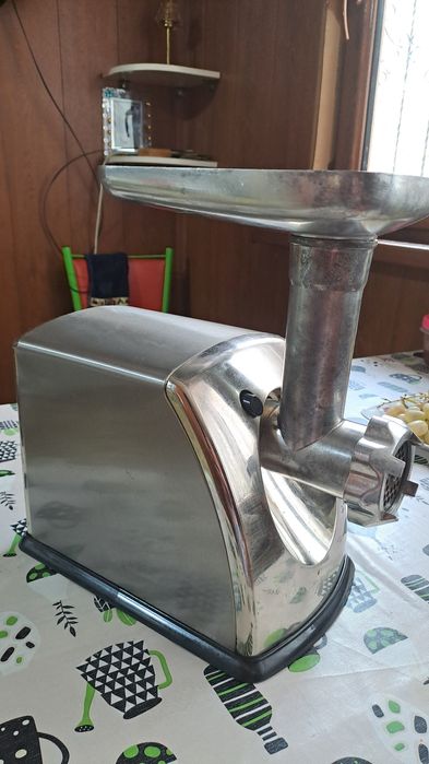 Продаётся мясорубка электрическая
