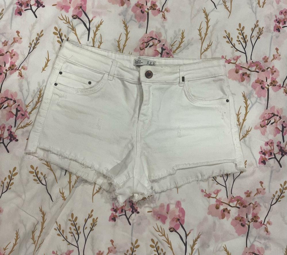 Къси панталони BERSHKA