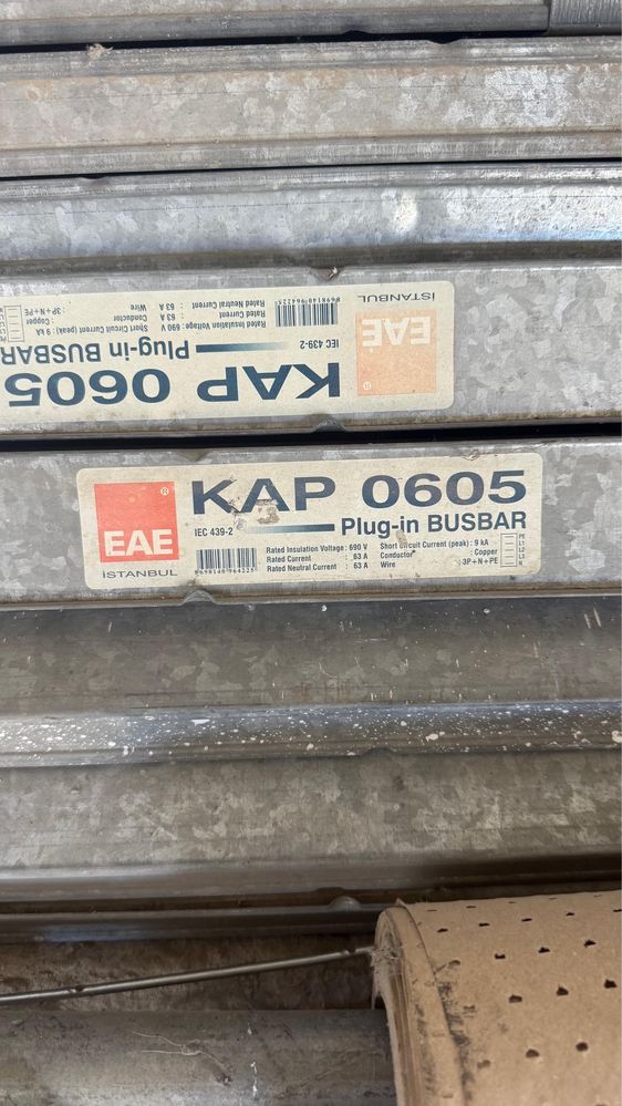 Bare capsulate de curent busbar