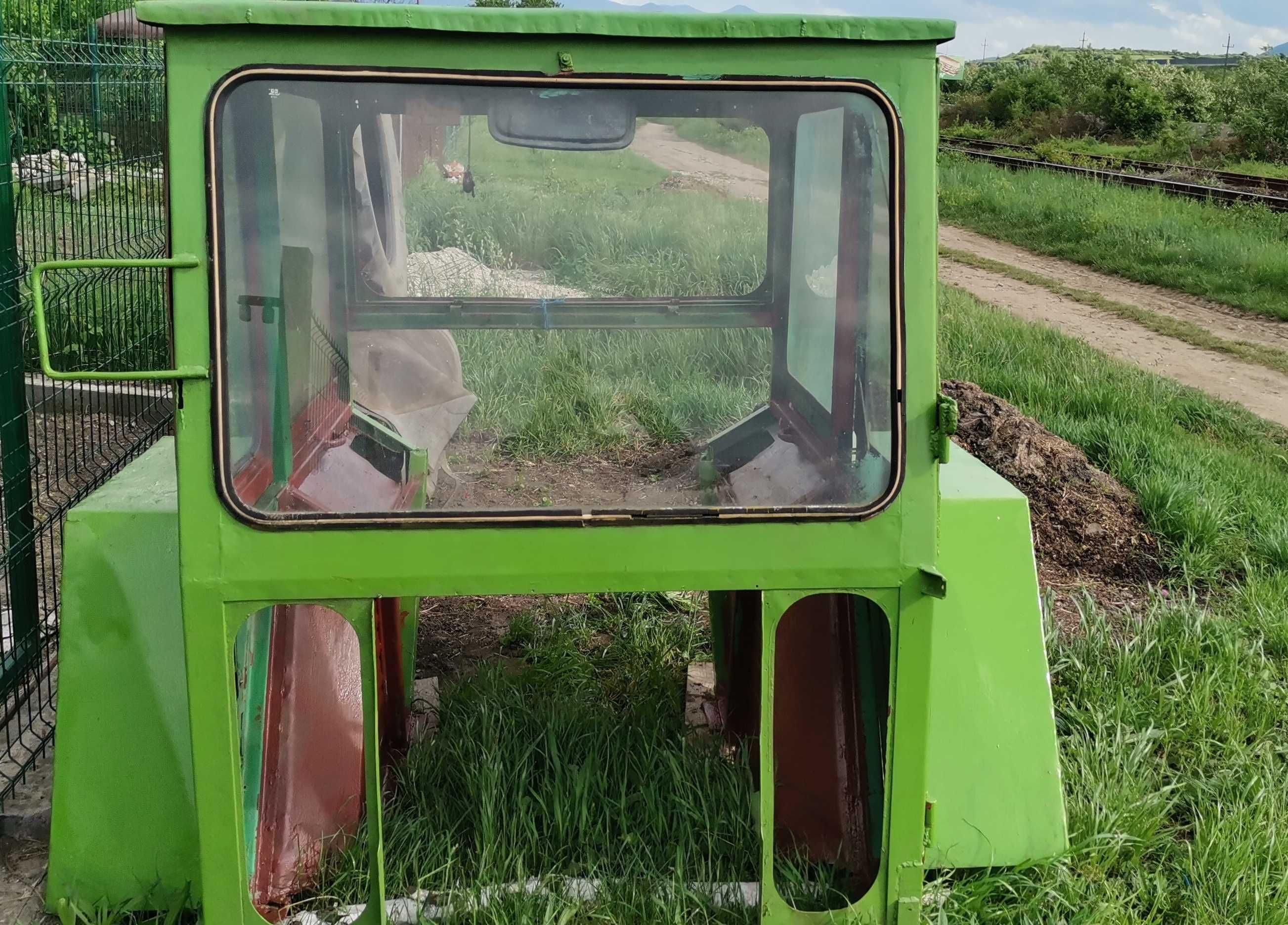 Vând cabină tractor u640/650.