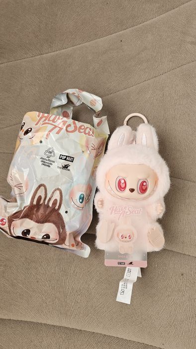 Vand Labubu -Dada Have a seat