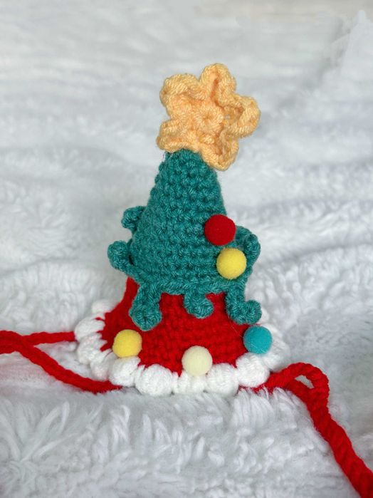 Коледна шапка елха за котка или малко куче – сладък празничен аксесоар