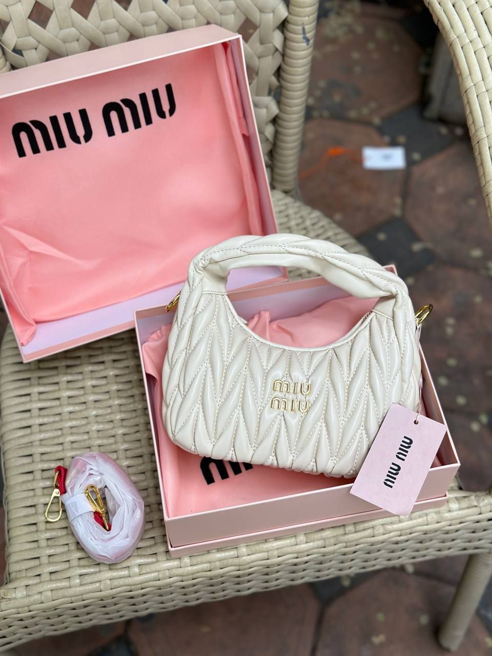Ayollar sumkasi miu miu