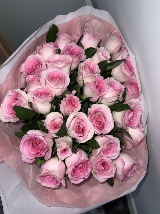 цветы,розы розовые(31штук)и белые(51штук)