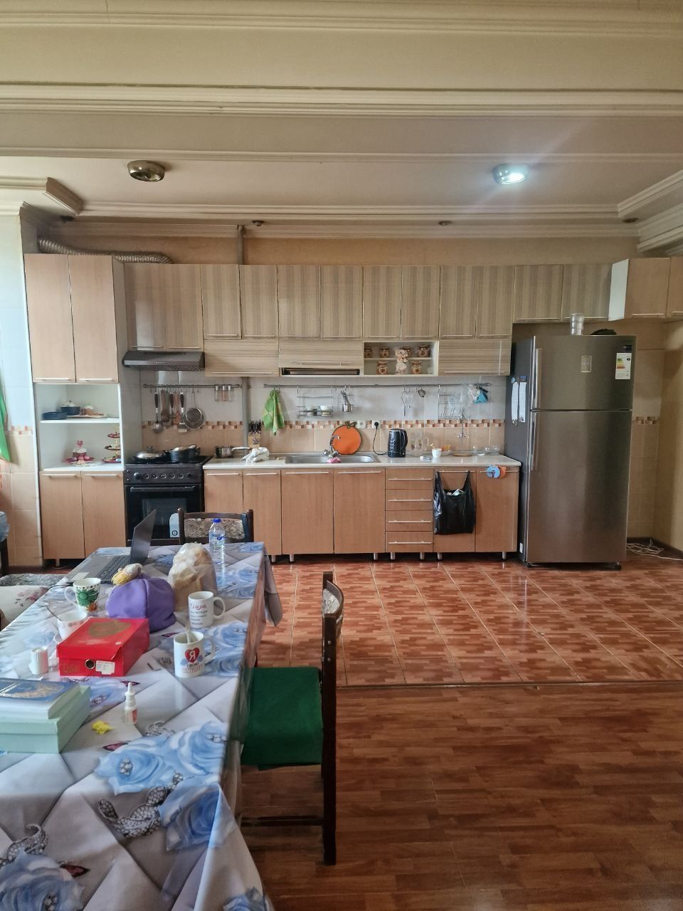 Продам яккасарай район. Трёх комнатная