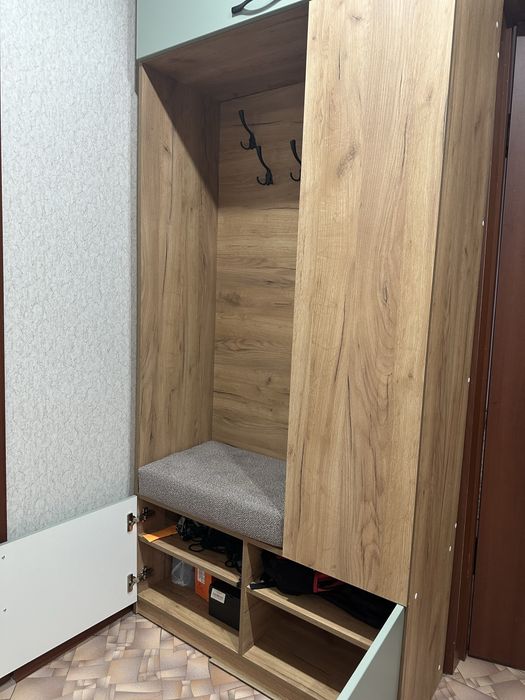 Продам шкаф для прихожей. Новая. Чистая. Вместимая. Цена 45000.