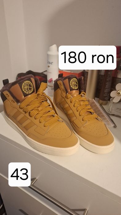 Vand adidasi diverse modele !