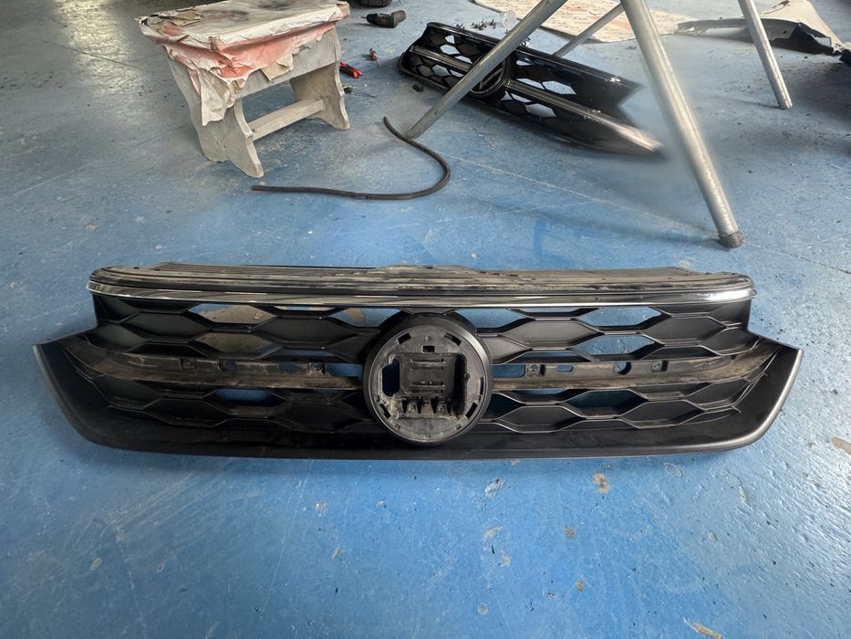 Vand far dreapta si grila superioara vw taigo
