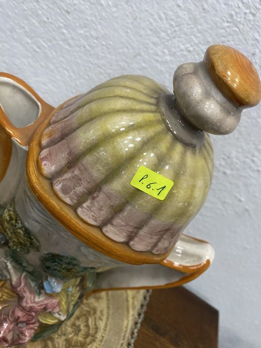 Порцеланова кана Capodimonte Италия с релефна украса