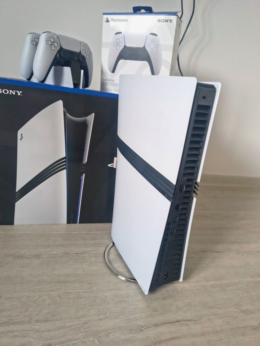 Playstation 5 PRO ca nou | 2 controllere + charging station + stand