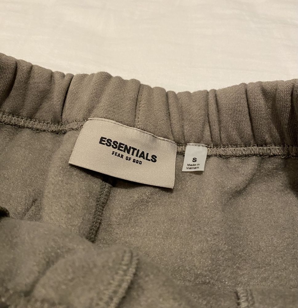 Pantaloni scurți Fear of God Essentials, maro, noi, unisex, mărimea S