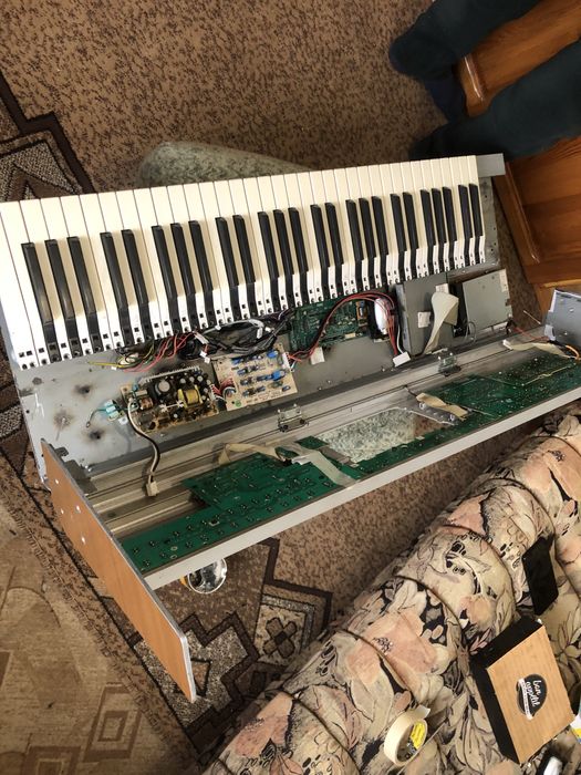 Продавам синтезатор korg pa1 xpro  на части