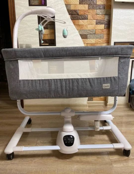 Детская кроватка для новорожденных .