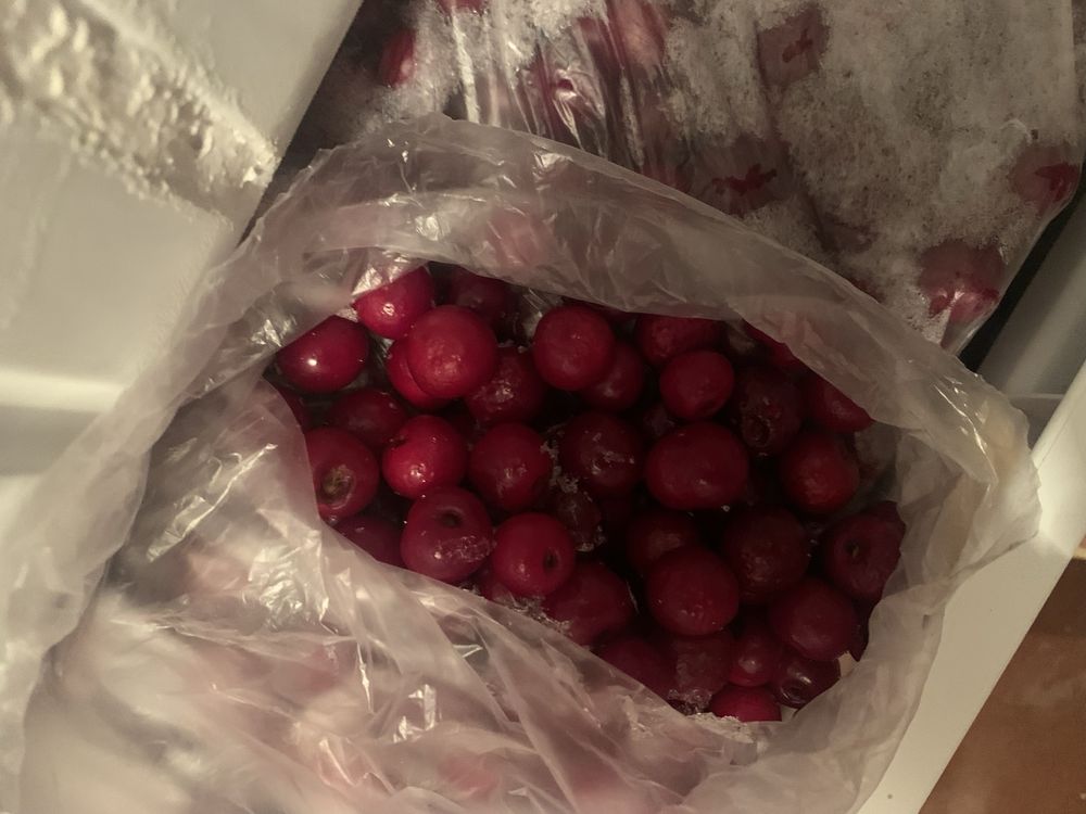 Продам вишню замороженную, яблочное пюре, сок