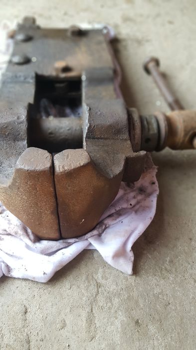 Menghină mare de fierărie.