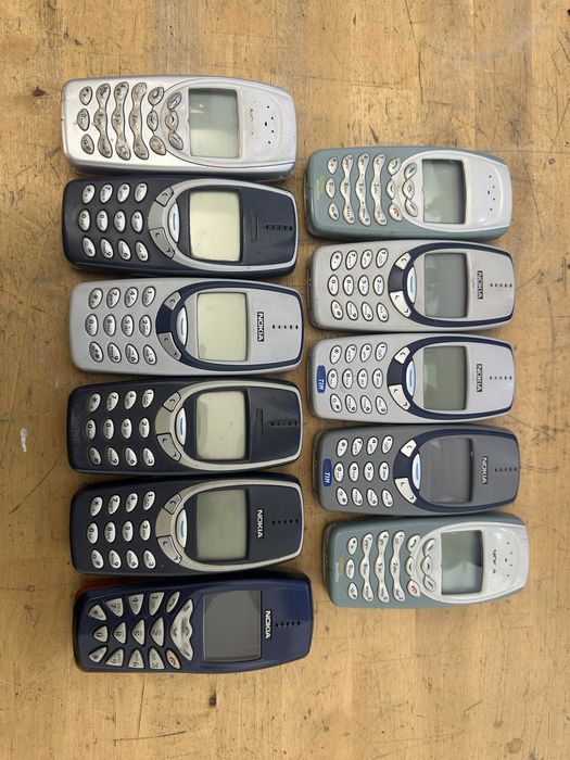 Vand un lot de telefoane nokia 3310 vechi