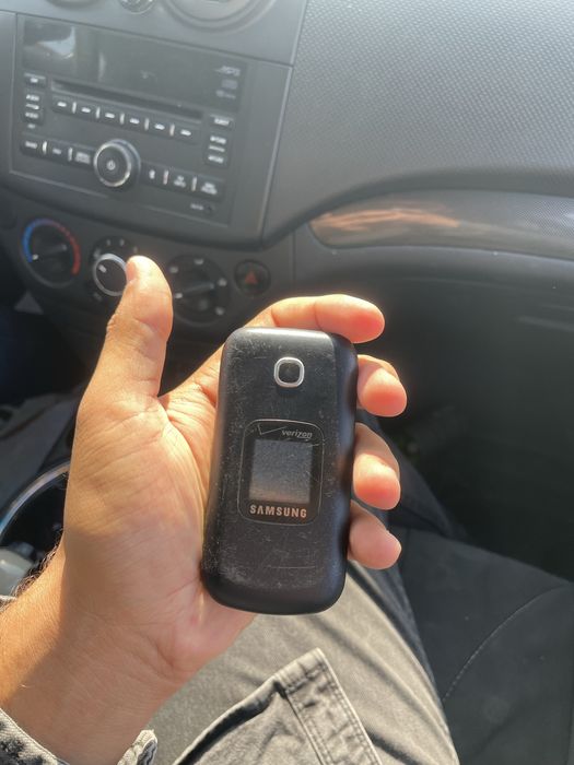 I phone se Samsung s10 Samsung gusto 3 sotiladi