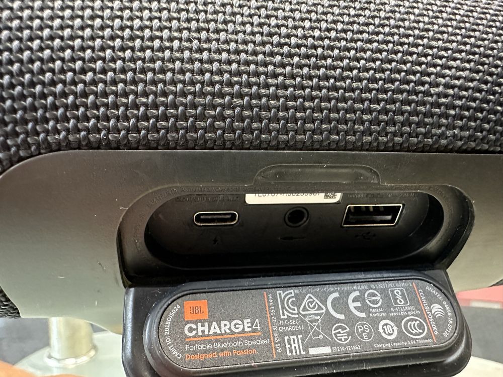 Портативна тонколона JBL CHARGE4
