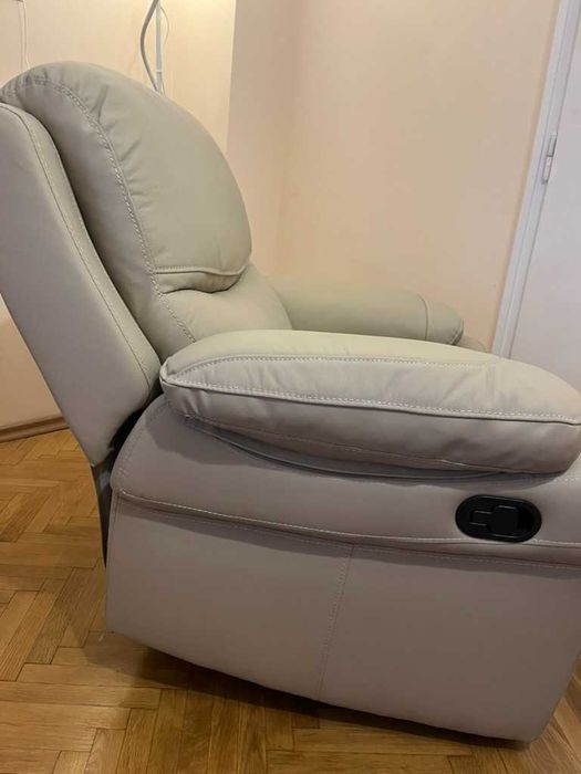 Продавам бежов реклайнер фотьойл Kring Royal