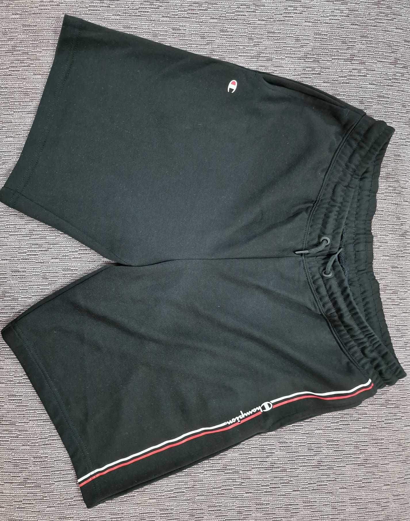 Vand pantaloni scurti Champion marimea XL