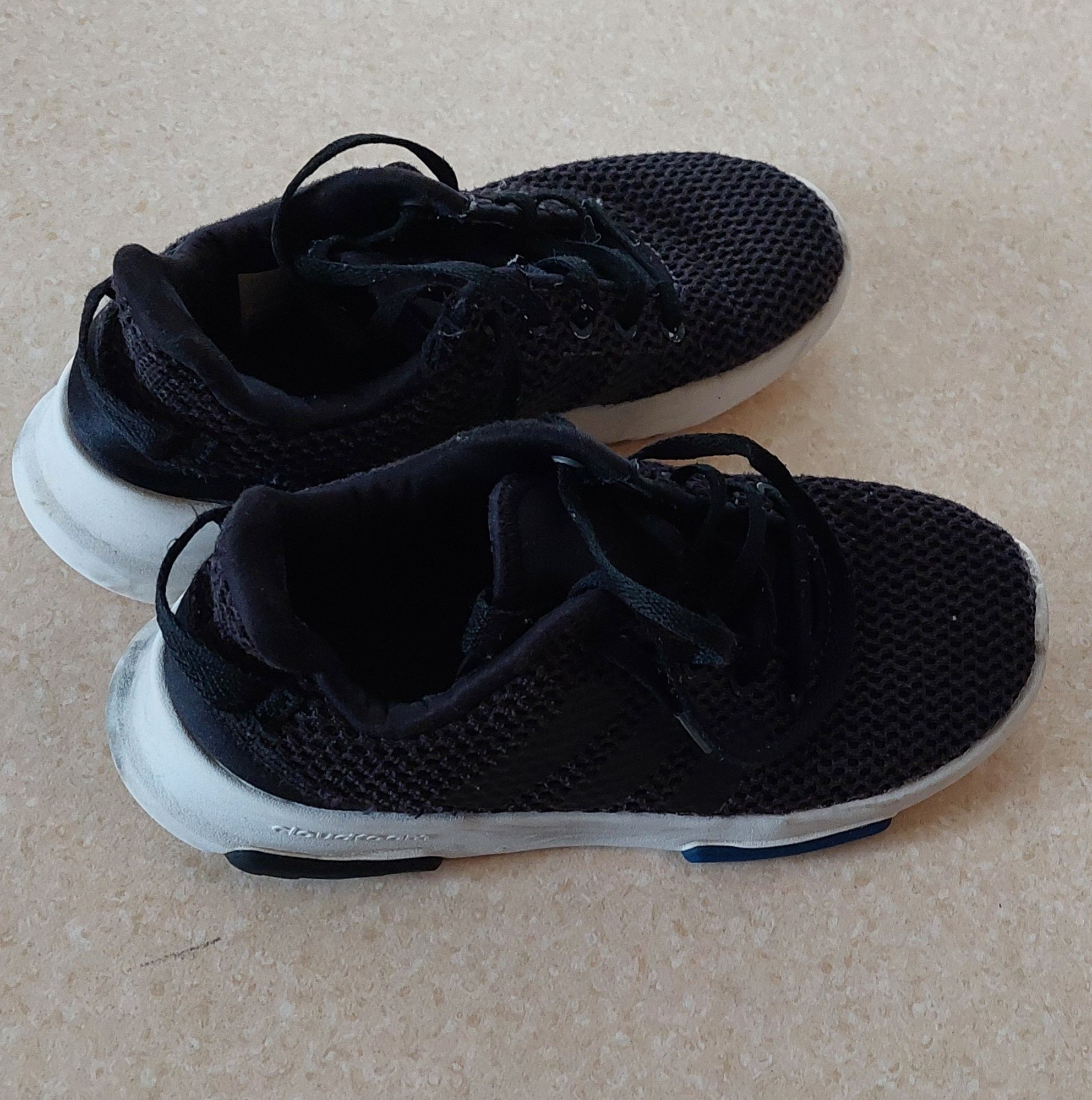 Vând pantofi sport Adidas, pentru copii, masura 34