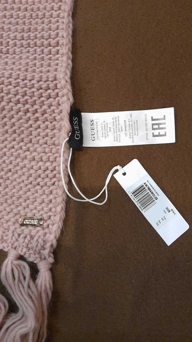 Чисто нов Зимен шал Guess