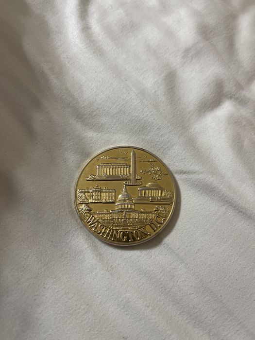 Сувинир похож на монету