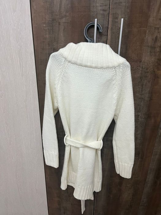 Продам новую теплую вязаную  кофту на девочку на 7/9 лет . Цена. 4 000