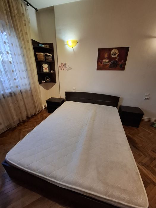 Pat matrimonial cu noptiere si etajera/ mobila dormitor