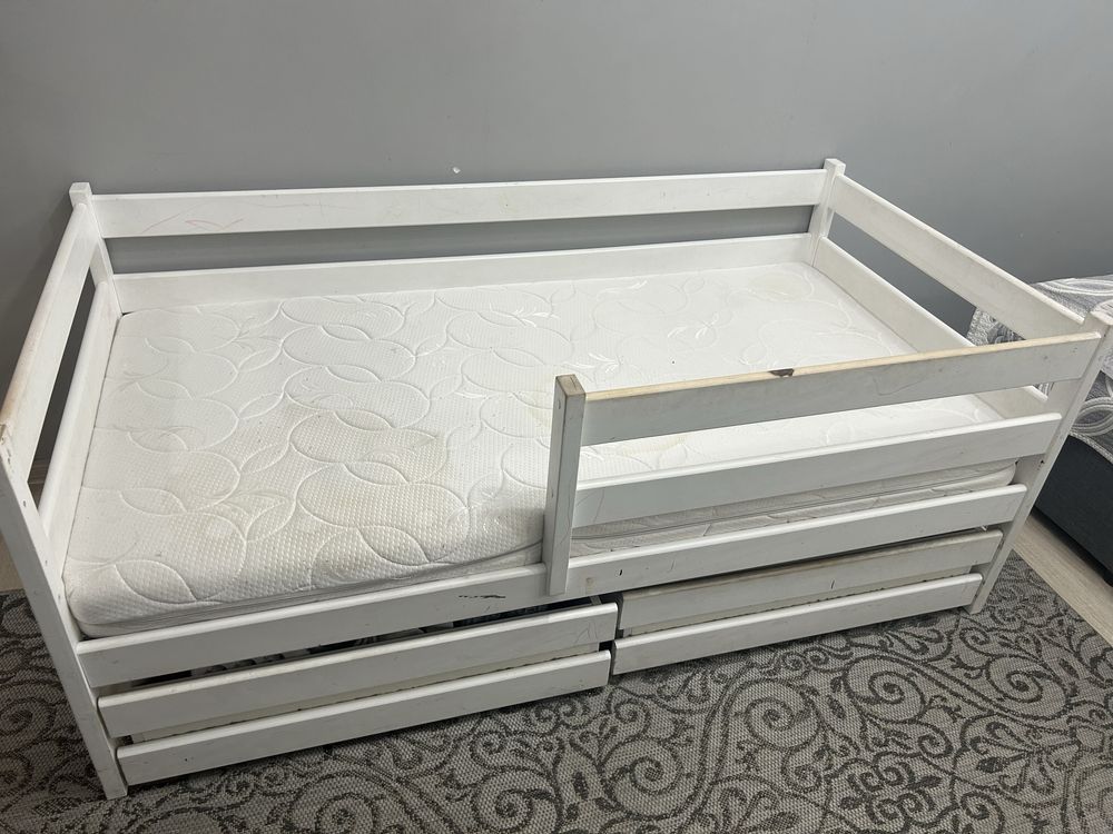 Продам детскую кровать с матрасом