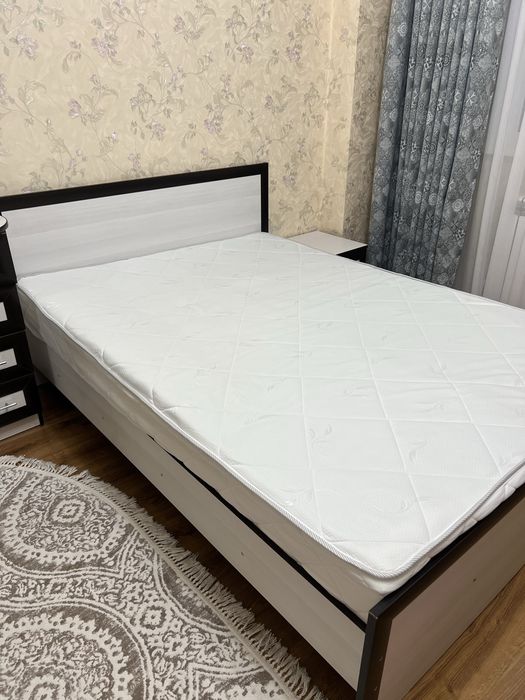 Продам кровать с ортопедическим матрасом, тумбочку , столик с зеркалом