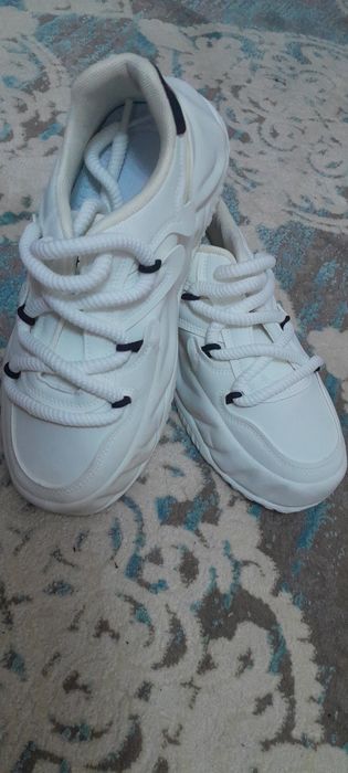 Срочно продаю новый кроссовки