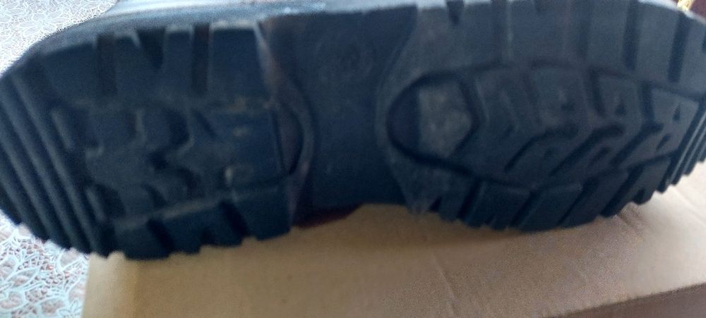 Vând bocanci militari