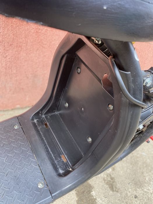 Scuter electric limitat la 25 km la ora în stare buna