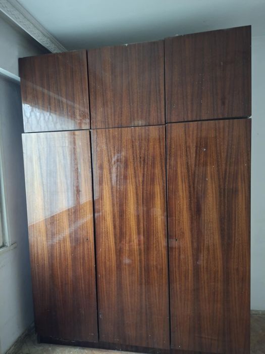 Различни стари мебели