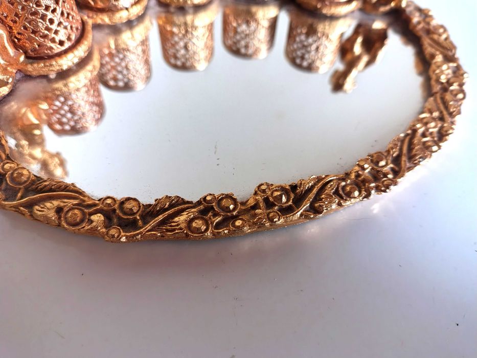 Прекрасна Позлатена Поставка За Червила