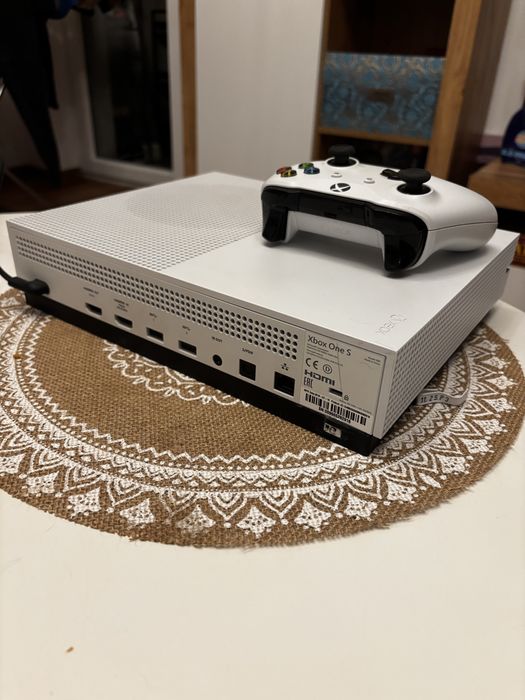 Vand xbox one s cu 1 controler