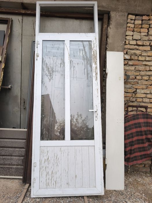 Алюминиевая дверь