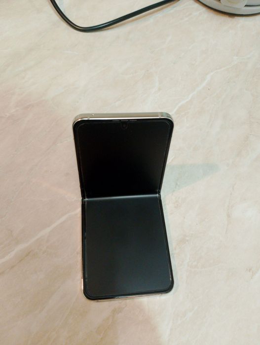 Galaxy Z Flip 5 у