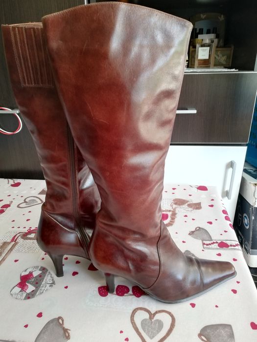 Cizme de piele, aproape noi