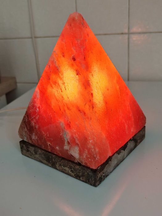 Изключително Красива Старинна Настолна Лампа Пирамида Хималайска Сол