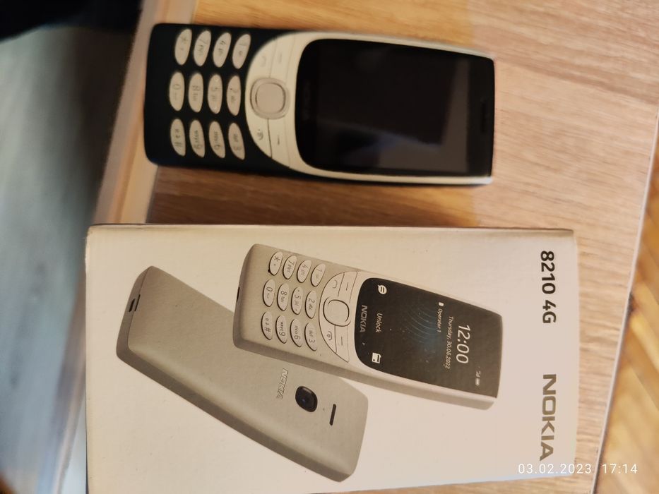 Nokia 8210 4g...