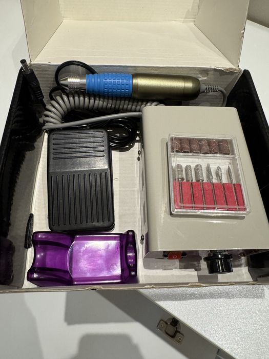 Vând freza de unghii + lampa UV 48W uz personal, stare foarte buna