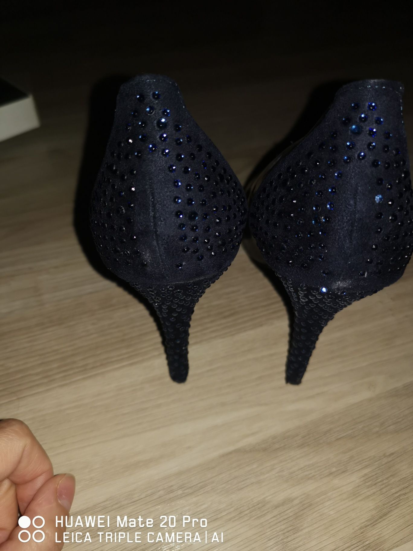 Pantofi stileto, aproape noi
