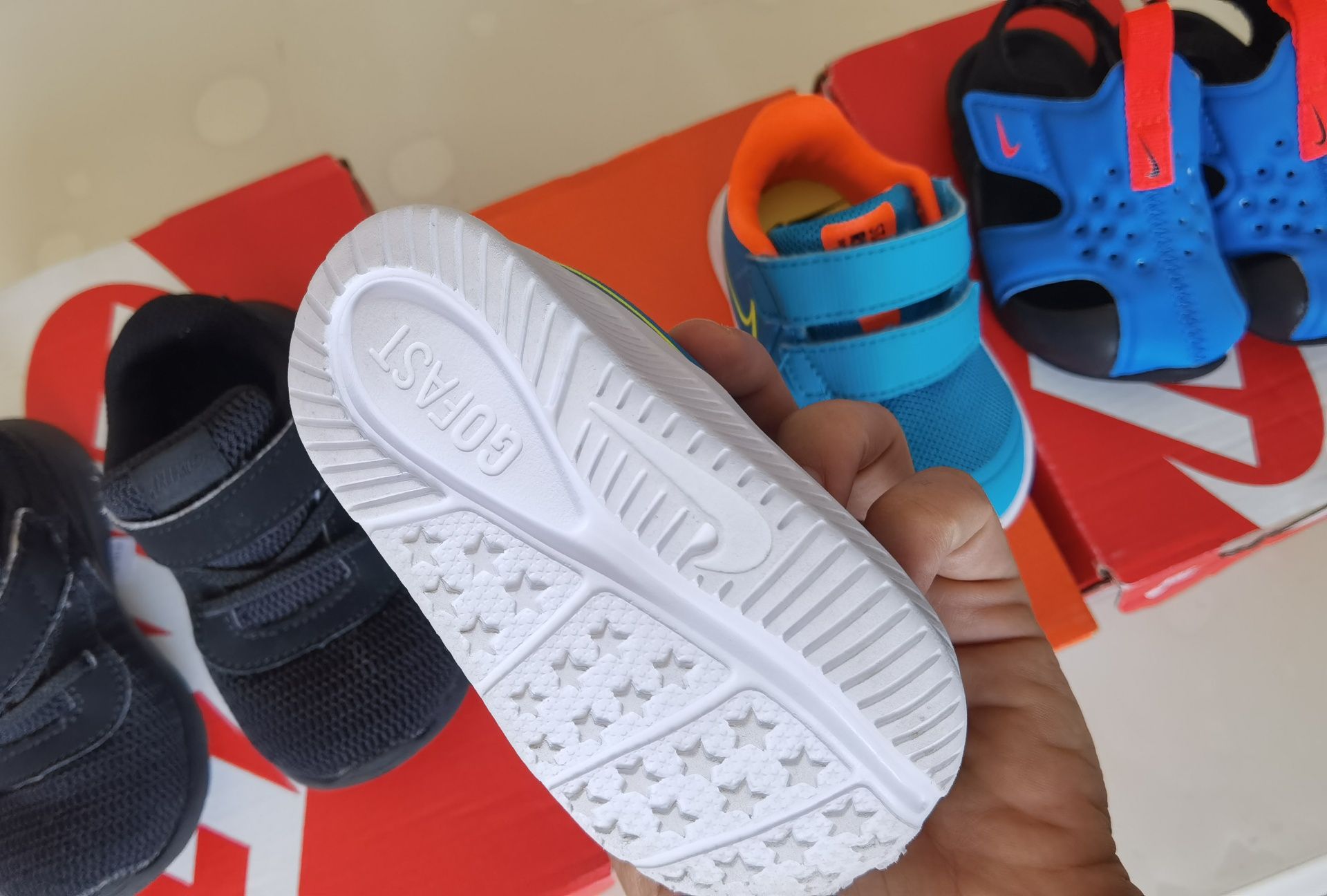 Оригинални сандали и маратонки Nike