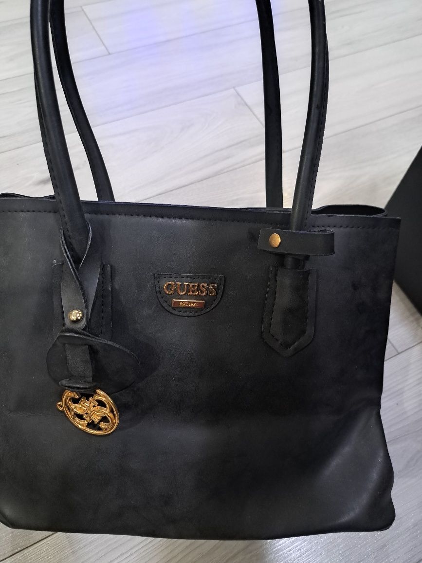 Дамска чанта Guess.