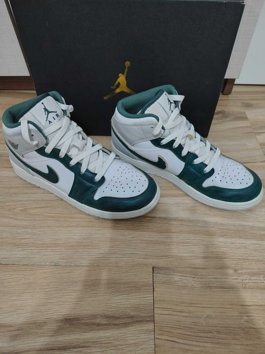 NIKE Air Jordan Mid 1