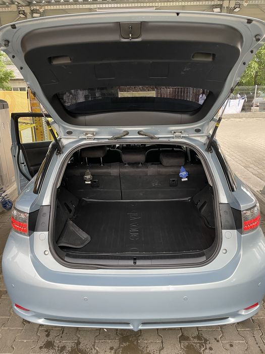Lexus ct 200h.
