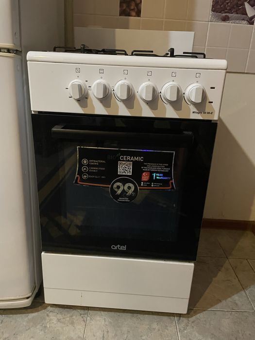 Продам газовую плиту. 4 камфорная и есть духовая печь.