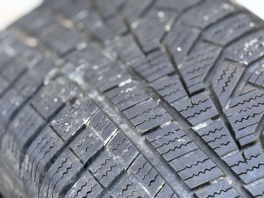 215/60/R17 Hankook Winter 2бр зимни dot4417 4-5мм